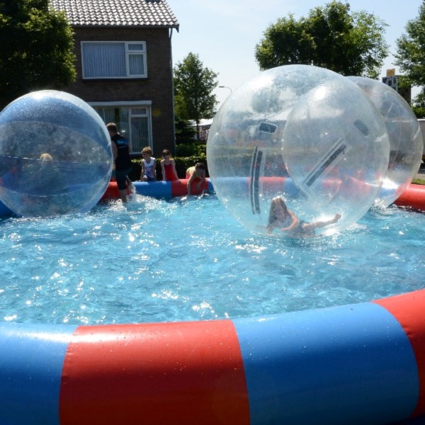 Waterattracties huren: Waar moet u op letten voor een spetterend feest?