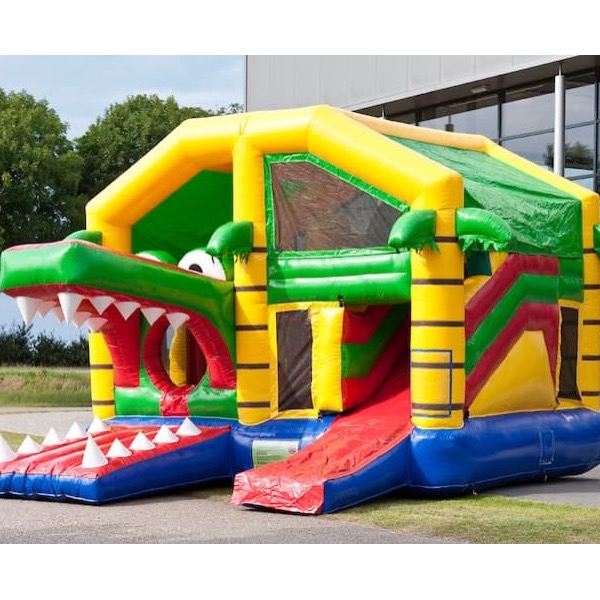 De Multiplay Krokodil is een populaire springkussen bij kinderen, deze is te huur bij Attractieverhuur TimTom.