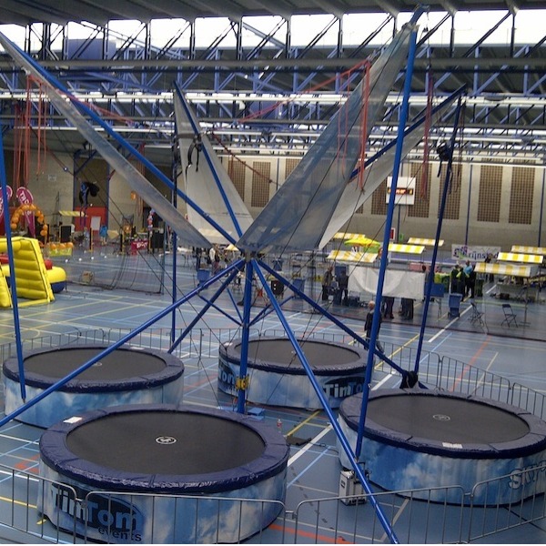 Huur de 4 in 1 Bungee trampoline waarbij 4 springers tegelijk kunnen springen tot wel een hoogte van 10 meter!