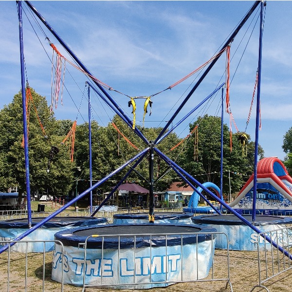 Huur de 4 in 1 Bungee trampoline waarbij 4 springers tegelijk kunnen springen tot wel een hoogte van 10 meter!