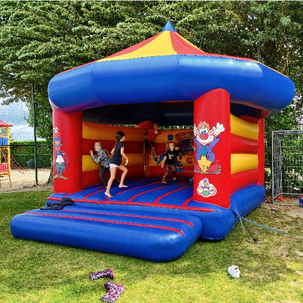 Dankzij de fijne afmetingen, de slimme overdekking èn de geweldige circusartiesten weet je zeker dat het Circus Springkussen een succes is! Huur het Circus springkussen bij attractieverhuur TimTom