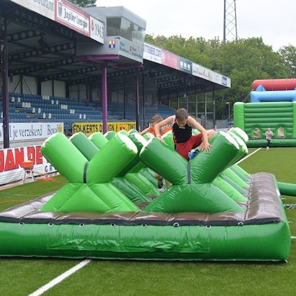 Bestorm de kruizen en kijk maar eens of jij het einde kan halen zonder te vallen!  Deze Bootcamp attractie kan met twee man tegelijk bestormd worden en beide tegenstanders moeten 6 kruizen verslaan om het einde van de Crossfit te halen. Huur Crossfit bij attractieverhuur TimTom