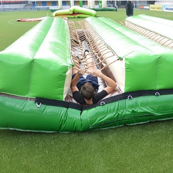 Dropping net is lange baan waarbij je 8 meter boven het water hangt en met de kracht van je armen en voeten droog aan de overkant moet proberen te komen. Huur het Dropping net bij attractieverhuur TimTom