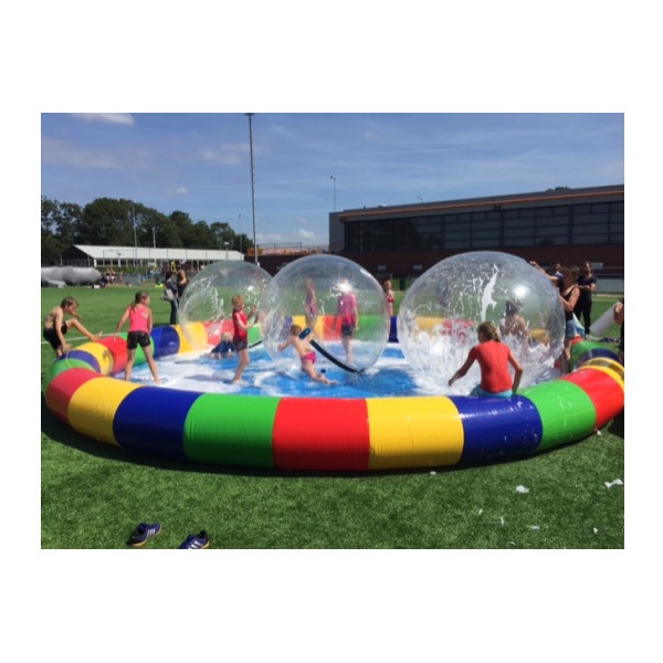 Met zomers weer dit leuke zwembad van 9 meter breed huren met twee waterballen, dit kan bij attractieverhuur TimTom.