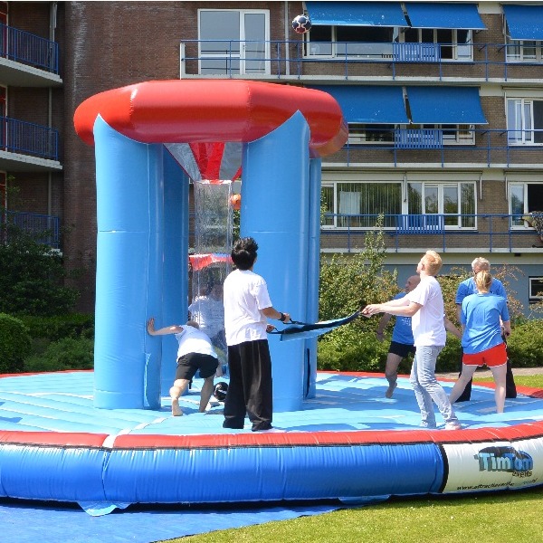 Het doel van het Jonasspel is om via het jonaskleed een bal in de basket te jonassen. Een leuk spel om met meerdere uit te voeren.