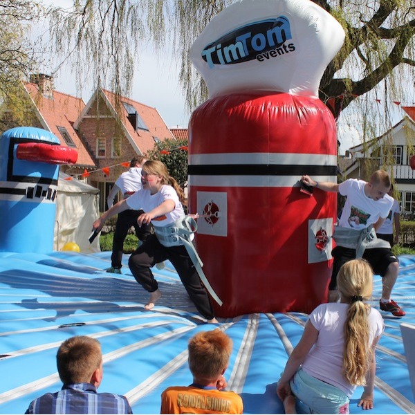 In de klaverbungee zit je met een elastiek aan elkaar vast, het doel is om zoveel mogelijk kussens naar de finish te brengen! Ben jij de eerste?