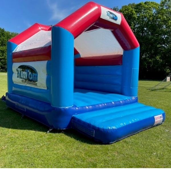 De Middel TimTom bouncer heeft de kleuren blauw en rood en zorg garandeert voor veel springplezier! huur de Middel TimTom bouncer bij attractieverhuur TimTom
