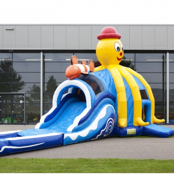 In de multiplay octopus klimt je als eerst omhoog waarna je daarna naar beneden glijdt in het bad. Huur de Multiplay octopus bij attractieverhuur TimTom