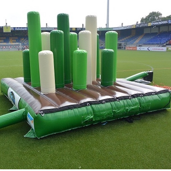 Storm richting de palen en laat je niet tegenhouden! Deze Bootcamp attractie is kort maar krachtig. Ontwijk zoveel mogelijk palen terwijl je op volle snelheid de andere kant probeert te halen. Huur de Pole run bij attractieverhuur TimTom