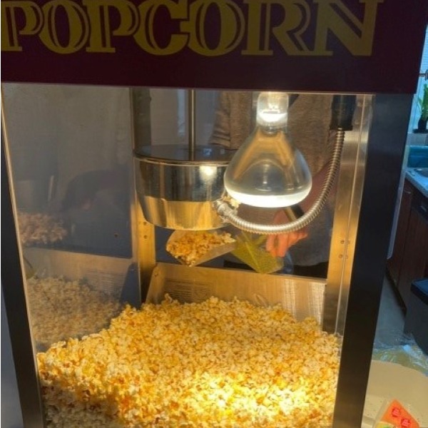 De professionele popcornmachine van attractieverhuur TimTom maakt heerlijke verse popcorn op elke locatie