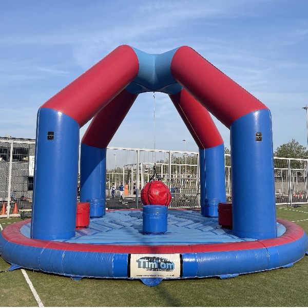 Duw elkaar eraf met de grote rode slingerbal, deze attractie is te huur bij attractieverhuur TimTom