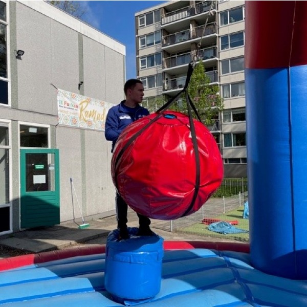 Duw elkaar eraf met de grote rode slingerbal, deze attractie is te huur bij attractieverhuur TimTom
