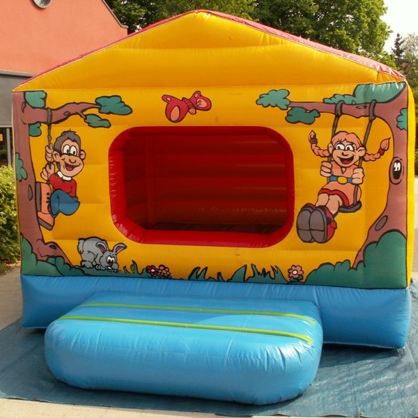 Door de opstaande rand van het Kids house springkussen  is dit kussen ideaal voor zeer kleine kinderen. Huur het Kids house springkussen bij attractieverhuur TimTom