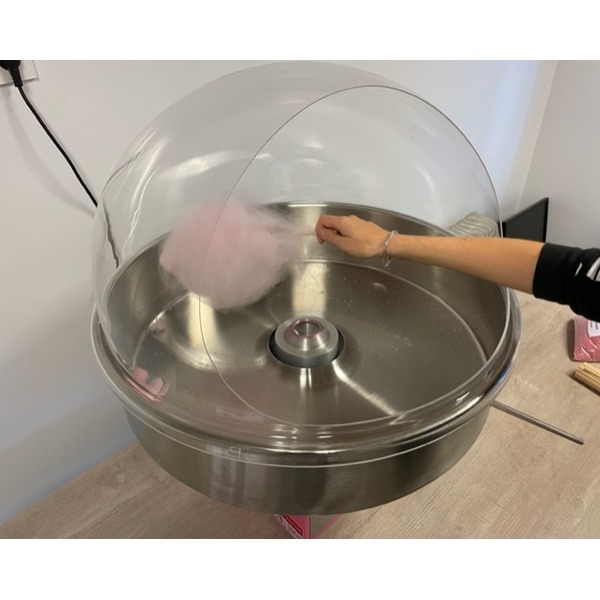 De professionele suikerspin machine van attractieverhuur TimTom maakt heerlijke verse suikerspinnen op elke locatie.