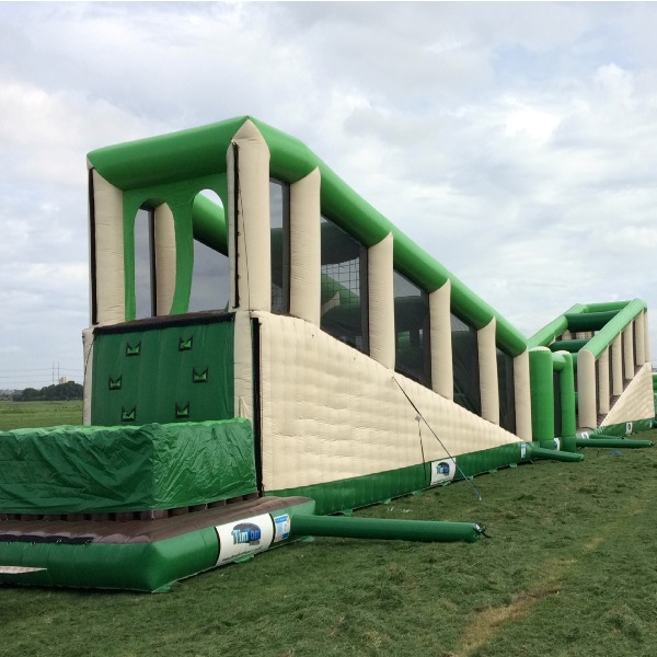 Ren omhoog, spring naar beneden, klim omhoog en ren naar beneden. Deze 35 meter lange stormbaan daagt je uit om volledig tot en door het gaatje te gaan! Huur the hills bij attractieverhuur TimTom