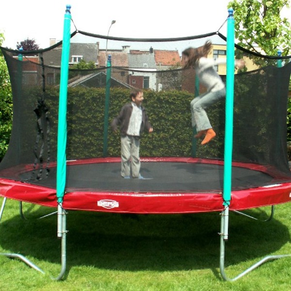 Deze trampoline heeft een diameter van 3.30 meter en is voorzien van een veiligheidsnet.