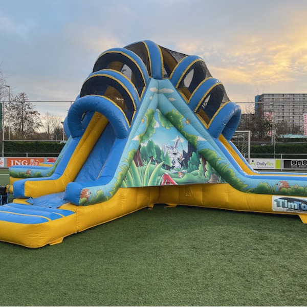 Dit grote springkussen is ideaal geschikt voor kinderen die houden van klimmen en glijden. huur bij attractieverhuur TimTom